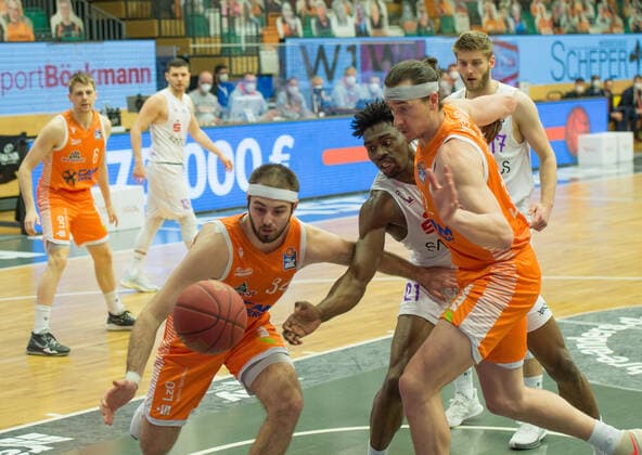 GER, Basketball, RASTA Vechta vs BG Göttingen 27 03 2021, RASTA Dome, Vechta, GER, easy Credit BBL, RASTA Vechta vs BG Göttingen, in picture Jesse HUNT Rasta Vechta 34 Tai ODIASE BG Göttingen 21 Dennis CLIFFORD Rasta Vechta 42 nordphotoxRojahn nph00310