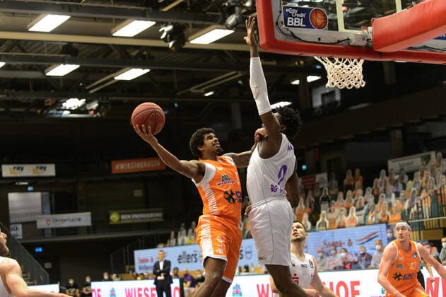 Edgar SOSA 12 Rasta Vechta , Tai ODIASE 21 BG Goettingen Rasta Vechta vs BG Göttingen, Basketball, easyCredit BBL Bundesliga, 27 03 2021, 25 Matchday, Season 2020 2021 Copyright xErikxHillmer EIBNERx EP ehr Rasta Vechta vs BG Göttingen, Basketball, easyCredit BBL Bundesliga, 27 03 2021, 25 Matchday, Season 2020 2021 Vechta Copyright: xErikxHillmer EIBNERx EP_ehr