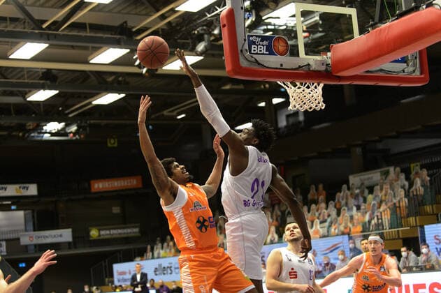 Edgar SOSA 12 Rasta Vechta is blocked by Tai ODIASE 21 BG Goettingen Rasta Vechta vs BG Göttingen, Basketball, easyCredit BBL Bundesliga, 27 03 2021, 25 Matchday, Season 2020 2021 Copyright xErikxHillmer EIBNERx EP ehr Rasta Vechta vs BG Göttingen, Basketball, easyCredit BBL Bundesliga, 27 03 2021, 25 Matchday, Season 2020 2021 Vechta Copyright: xErikxHillmer EIBNERx EP_ehr