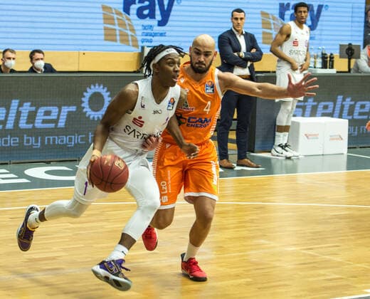 GER, Basketball, RASTA Vechta vs BG Göttingen 27 03 2021, RASTA Dome, Vechta, GER, easy Credit BBL, RASTA Vechta vs BG Göttingen, in picture Deishuan BOOKER BG Göttingen 1 Stefan PENO Rasta Vechta 4 nordphotoxRojahn nph00310