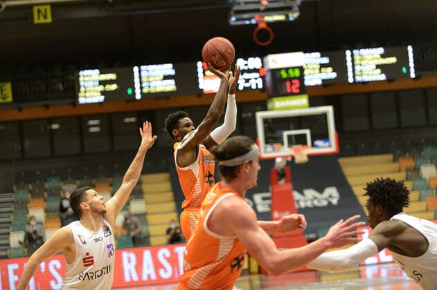 Rihards LOMAZS 13 BG Goettingen , Josh YOUNG 8 Rasta Vechta Rasta Vechta vs BG Göttingen, Basketball, easyCredit BBL Bundesliga, 27 03 2021, 25 Matchday, Season 2020 2021 Copyright xErikxHillmer EIBNERx EP ehr Rasta Vechta vs BG Göttingen, Basketball, easyCredit BBL Bundesliga, 27 03 2021, 25 Matchday, Season 2020 2021 Vechta Copyright: xErikxHillmer EIBNERx EP_ehr