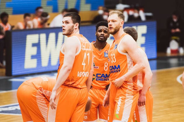 easyCredit BBL 25 Matchday RASTA Vechta vs BG Goettingen, 27 03 2021 Will Vorhees RASTA Vechta, 41 , Joshua Adam Young RASTA Vechta, 8 , Robin Manuel Christen RASTA Vechta, 33 easyCredit BBL 25 Matchday RASTA Vechta vs BG Goettingen on 27 03 2021 in Vechta RASTA Dome , Germany, Copyright: xBEAUTIFULxSPORTS Neddermannx
