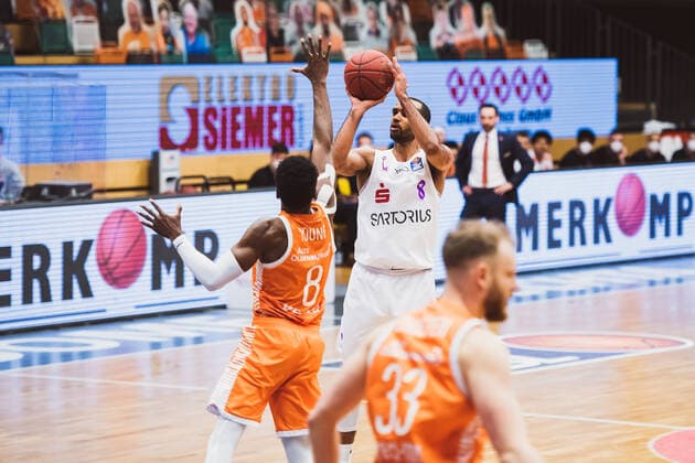 easyCredit BBL 25 Matchday RASTA Vechta vs BG Goettingen, 27 03 2021 Joshua Adam Young RASTA Vechta, 8 , Akeem David Vargas BG Goettingen, 8 easyCredit BBL 25 Matchday RASTA Vechta vs BG Goettingen on 27 03 2021 in Vechta RASTA Dome , Germany, Copyright: xBEAUTIFULxSPORTS Neddermannx