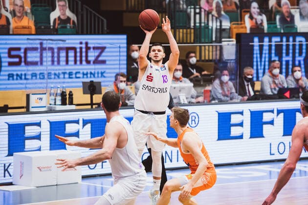 easyCredit BBL 25 Matchday RASTA Vechta vs BG Goettingen, 27 03 2021 Rihards Lomazs BG Goettingen, 13 , Tim Hasbargen RASTA Vechta, 6 easyCredit BBL 25 Matchday RASTA Vechta vs BG Goettingen on 27 03 2021 in Vechta RASTA Dome , Germany, Copyright: xBEAUTIFULxSPORTS Neddermannx