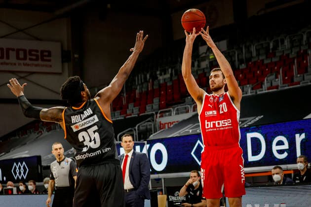 left 35 Aric Holman ratiopharm Ulm right Chase Fieler Brose Bamberg, 20 Brose Bamberg ratiopharm Ulm easyCredit BBL Basketball Bundesliga Basketball Season 2020 21 25 Matchday, 27 03 2021 Bamberg, Brose Arena Copyright: DanielxLöb