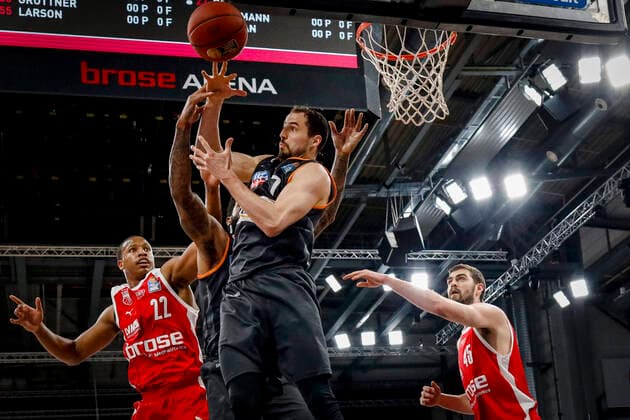 Center 07 John Petrucelli ratiopharm Ulm left Devon Hall Brose Bamberg, 22 right David Kravish Brose Bamberg, 45 Brose Bamberg ratiopharm Ulm easyCredit BBL Basketball Bundesliga Basketball Season 2020 21 25 Matchday, 27 03 2021 Bamberg, Brose Arena Copyright: DanielxLöb