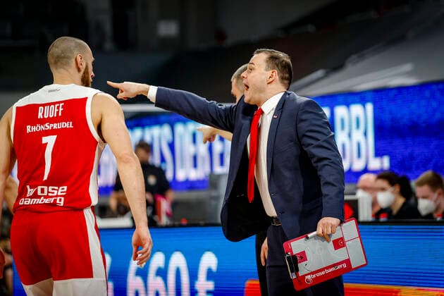 right Headcoach Johan Roijakkers Brose Bamberg ratiopharm Ulm easyCredit BBL Basketball Bundesliga Basketball Season 2020 21 25 Matchday, 27 03 2021 Bamberg, Brose Arena Copyright: DanielxLöb