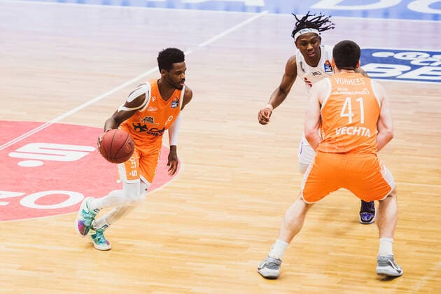 easyCredit BBL 25 Matchday RASTA Vechta vs BG Goettingen, 27 03 2021 Joshua Adam Young RASTA Vechta, 8 , Deishuan Booker BG Goettingen, 1 , Will Vorhees RASTA Vechta, 41 easyCredit BBL 25 Matchday RASTA Vechta vs BG Goettingen on 27 03 2021 in Vechta RASTA Dome , Germany, Copyright: xBEAUTIFULxSPORTS Neddermannx