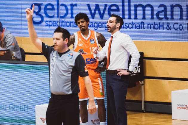 easyCredit BBL 25 Matchday RASTA Vechta vs BG Goettingen, 27 03 2021 Edgar Sosa RASTA Vechta, 12 , Thomas Paech RASTA Vechta, Head Coach easyCredit BBL 25 Matchday RASTA Vechta vs BG Goettingen on 27 03 2021 in Vechta RASTA Dome , Germany, Copyright: xBEAUTIFULxSPORTS Neddermannx
