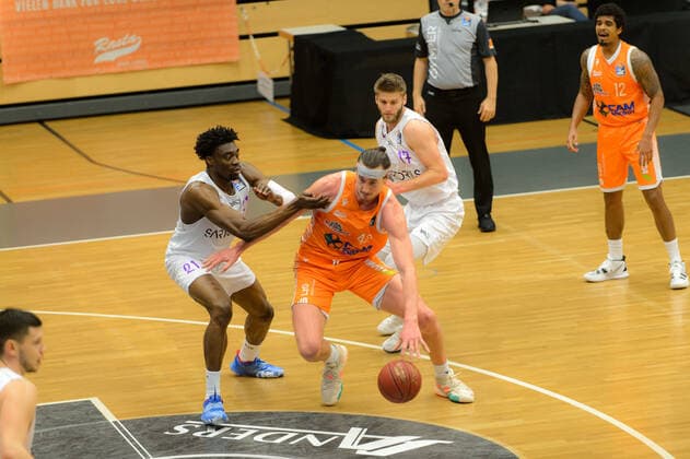 Tai ODIASE 21 BG Goettingen , Dennis CLIFFORD 42 Rasta Vechta , Mathis MÖNNINGHOFF MOENNINGHOFF 17 BG Goettingen Rasta Vechta vs BG Göttingen, Basketball, easyCredit BBL Bundesliga, 27 03 2021, 25 Matchday, Season 2020 2021 Copyright xErikxHillmer EIBNERx EP ehr Rasta Vechta vs BG Göttingen, Basketball, easyCredit BBL Bundesliga, 27 03 2021, 25 Matchday, Season 2020 2021 Vechta Copyright: xErikxHillmer EIBNERx EP_ehr