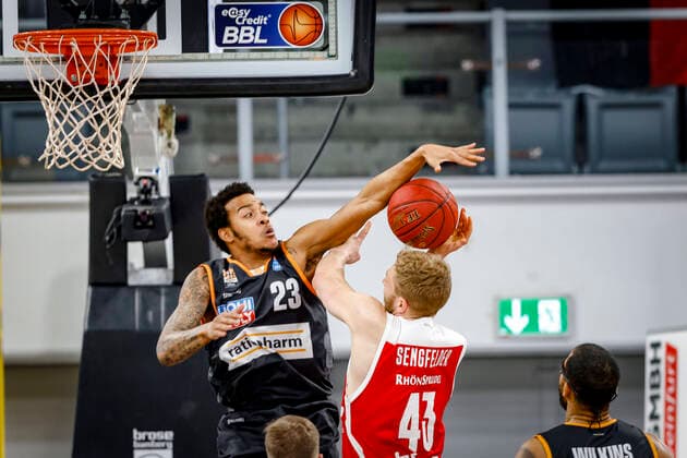 left 23 Troy Caupain ratiopharm Ulm blocks right Christian Sengfelder Brose Bamberg, 43 Brose Bamberg ratiopharm Ulm easyCredit BBL Basketball Bundesliga Basketball Season 2020 21 25 Matchday, 27 03 2021 Bamberg, Brose Arena Copyright: DanielxLöb