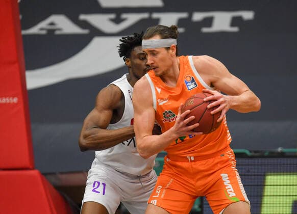 GER, Basketball, RASTA Vechta vs BG Göttingen 27 03 2021, RASTA Dome, Vechta, GER, easy Credit BBL, RASTA Vechta vs BG Göttingen, in picture Dennis CLIFFORD Rasta Vechta 42 Tai ODIASE BG Göttingen 21 nordphotoxRojahn nph00310