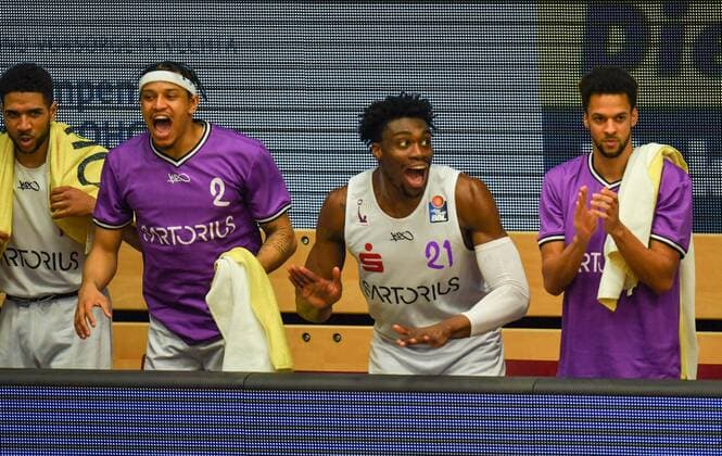 GER, Basketball, RASTA Vechta vs BG Göttingen 27 03 2021, RASTA Dome, Vechta, GER, easy Credit BBL, RASTA Vechta vs BG Göttingen, in the picture pure joy on the bench after the three-pointer by Marvin OMUVWIE BG Göttingen 11 Nelson WEIDEMANN BG Göttingen 2 Tai ODIASE BG Göttingen 21 Andrew ONWUEGBUZIE BG Göttingen 9 nordphotoxRojahn nph00310