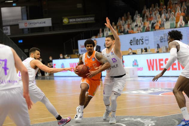Edgar SOSA 12 Rasta Vechta , Rihards LOMAZS 13 BG Goettingen Rasta Vechta vs BG Göttingen, Basketball, easyCredit BBL Bundesliga, 27 03 2021, 25 Matchday, Season 2020 2021 Copyright xErikxHillmer EIBNERx EP ehr Rasta Vechta vs BG Göttingen, Basketball, easyCredit BBL Bundesliga, 27 03 2021, 25 Matchday, Season 2020 2021 Vechta Copyright: xErikxHillmer EIBNERx EP_ehr