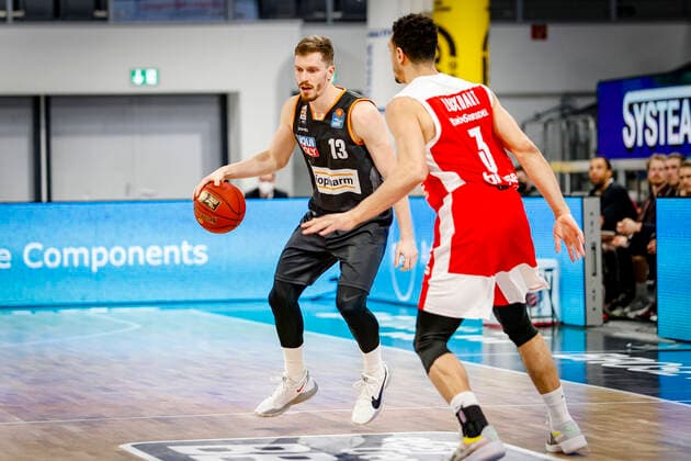 left 13 Andreas Obst ratiopharm Ulm right Dominic Lockhart Brose Bamberg, 03 Brose Bamberg ratiopharm Ulm easyCredit BBL Basketball Bundesliga Basketball Season 2020 21 25 Matchday, 27 03 2021 Bamberg, Brose Arena Copyright: DanielxLöb