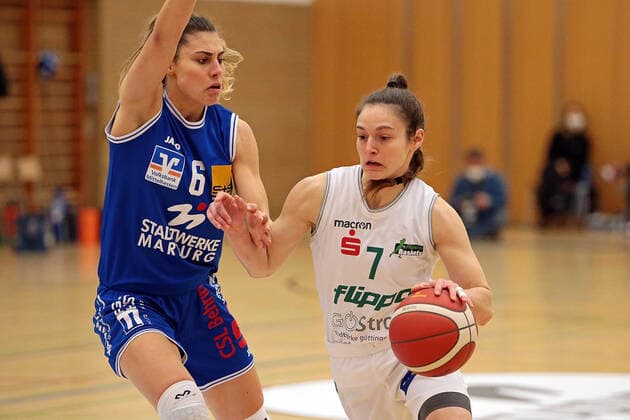 27 03 2021, xovx, Basketball Damen Bundesliga Playoffs Viertelfinale Spiel 1, BC pharmaserv Marburg flippo Baskets BG Göttingen v l Theresa Simon BC Pharmaserv Marburg , Jennifer Crowder flippo Baskets BG Göttingen Marburg Sporthalle Georg Gaßmann Stadion Hessen Germany EN
