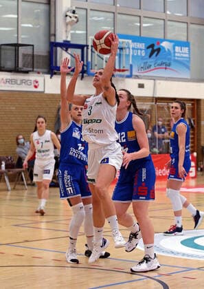 27 03 2021, xovx, Basketball Damen Bundesliga Playoffs Viertelfinale Spiel 1, BC pharmaserv Marburg flippo Baskets BG Göttingen v l Marie Bertholdt BC Pharmaserv Marburg , Ivana Blazevic flippo Baskets BG Göttingen , Johanna Klug BC Pharmaserv Marburg Marburg Sporthalle Georg Gaßmann Stadion Hessen Germany DE
