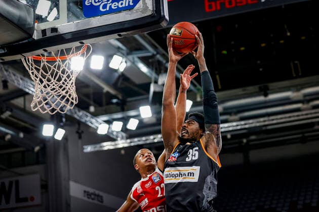 right 35 Aric Holman ratiopharm Ulm left Devon Hall Brose Bamberg, 22 Brose Bamberg ratiopharm Ulm easyCredit BBL Basketball Bundesliga Basketball Season 2020 21 25 Matchday, 27 03 2021 Bamberg, Brose Arena Copyright: DanielxLöb
