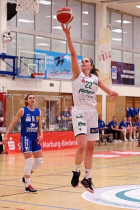 27 03 2021, xovx, Basketball Damen Bundesliga Playoffs Viertelfinale Spiel 1, BC pharmaserv Marburg flippo Baskets BG Göttingen v l Theresa Simon BC Pharmaserv Marburg , Ruzica Dzankic flippo Baskets BG Göttingen Marburg Sporthalle Georg Gaßmann Stadion Hessen Germany DE