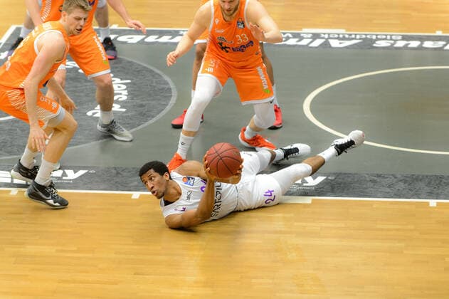 Tim HASBARGEN 6 Rasta Vechta , Aubrey DAWKINS 24 BG Goettingen , Robin CHRISTEN 33 Rasta Vechta Rasta Vechta vs BG Göttingen, Basketball, easyCredit BBL Bundesliga, 27 03 2021, 25 Matchday, Season 2020 2021 Copyright xErikxHillmer EIBNERx EP ehr Rasta Vechta vs BG Göttingen, Basketball, easyCredit BBL Bundesliga, 27 03 2021, 25 Matchday, Season 2020 2021 Vechta Copyright: xErikxHillmer EIBNERx EP_ehr