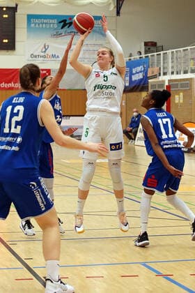 27 03 2021, xovx, Basketball Damen Bundesliga Playoffs Viertelfinale Spiel 1, BC pharmaserv Marburg flippo Baskets BG Göttingen v l Johanna Klug BC Pharmaserv Marburg , Rachel Arthur BC Pharmaserv Marburg , Samantha Roscoe flippo Baskets BG Göttingen , Tonisha Baker BC Pharmaserv Marburg Marburg Sporthalle Georg Gaßmann Stadion Hessen Deutschland DE