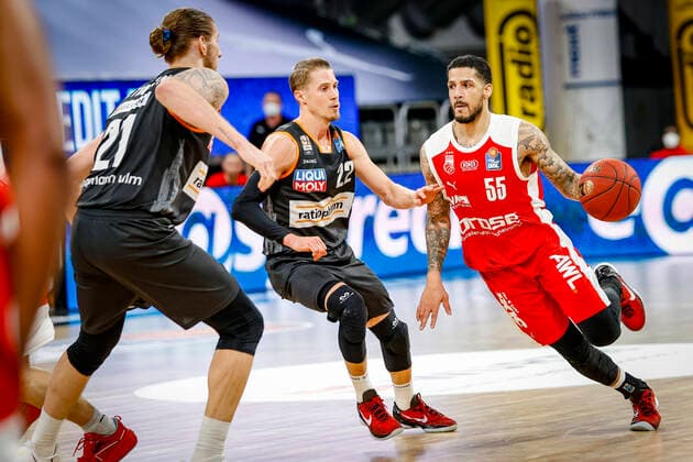 right Tyler Larson Brose Bamberg, 55 center 22 Thomas Klepeisz ratiopharm Ulm left 21 Dylan Ostekowski ratiopharm Ulm Brose Bamberg ratiopharm Ulm easyCredit BBL Basketball Bundesliga Basketball Season 2020 21 25 Matchday, 27 03 2021 Bamberg, Brose Arena Copyright: DanielxLöb