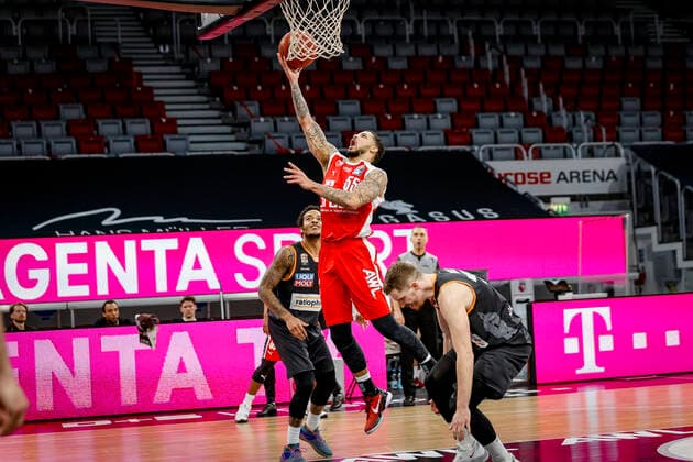 Center Tyler Larson Brose Bamberg, 55 left 23 Troy Caupain ratiopharm Ulm right 13 Andreas Obst ratiopharm Ulm Brose Bamberg ratiopharm Ulm easyCredit BBL Basketball Bundesliga Basketball Season 2020 21 25 Matchday, 27 03 2021 Bamberg, Brose Arena Copyright: DanielxLöb