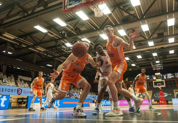 GER, Basketball, RASTA Vechta vs BG Göttingen 27 03 2021, RASTA Dome, Vechta, GER, easy Credit BBL, RASTA Vechta vs BG Göttingen, in picture Jesse HUNT Rasta Vechta 34 Tai ODIASE BG Göttingen 21 Dennis CLIFFORD Rasta Vechta 42 nordphotoxRojahn nph00310