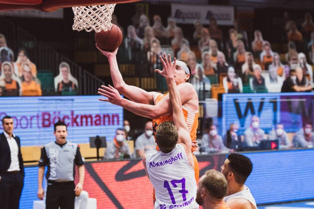 easyCredit BBL 25 Matchday RASTA Vechta vs BG Goettingen, 27 03 2021 Dennis Clifford RASTA Vechta, 42 , Mathis Moenninghoff BG Goettingen, 17 easyCredit BBL 25 Matchday RASTA Vechta vs BG Goettingen on 27 03 2021 in Vechta RASTA Dome , Germany, Copyright: xBEAUTIFULxSPORTS Neddermannx