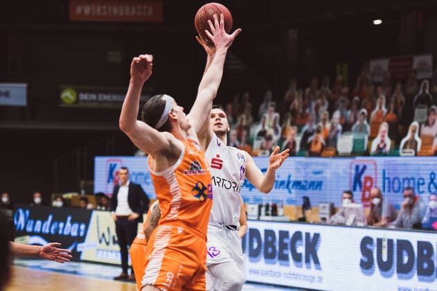 easyCredit BBL 25 Matchday RASTA Vechta vs BG Goettingen, 27 03 2021 Dennis Clifford RASTA Vechta, 42 , Rihards Lomazs BG Goettingen, 13 easyCredit BBL 25 Matchday RASTA Vechta vs BG Goettingen on 27 03 2021 in Vechta RASTA Dome , Germany, Copyright: xBEAUTIFULxSPORTS Neddermannx