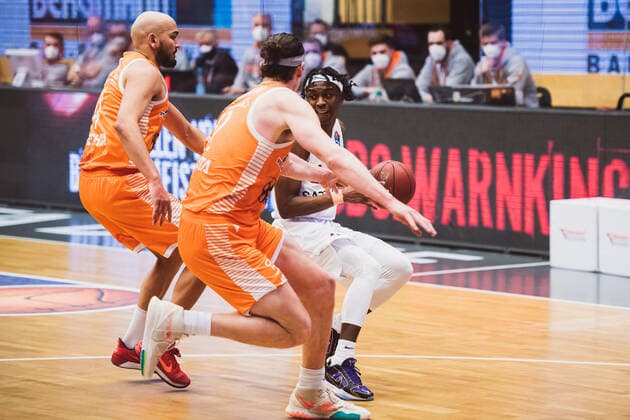 easyCredit BBL 25 Matchday RASTA Vechta vs BG Goettingen, 27 03 2021 Stefan Peno RASTA Vechta, 4 , Dennis Clifford RASTA Vechta, 42 , Deishuan Booker BG Goettingen, 1 easyCredit BBL 25 Matchday RASTA Vechta vs BG Goettingen on 27 03 2021 in Vechta RASTA Dome , Germany, Copyright: xBEAUTIFULxSPORTS Neddermannx