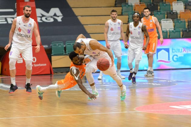 Sports Highlight, Pictures of the Day, Akeem VARGAS 8 BG Goettingen takes the ball from Josh YOUNG 8 Rasta Vechta Rasta Vechta vs BG Göttingen, Basketball, easyCredit BBL Bundesliga, 27 03 2021, 25 Matchday, Season 2020 2021 Copyright xErikxHillmer EIBNERx EP ehr Rasta Vechta vs BG Göttingen, Basketball, easyCredit BBL Bundesliga, 27 03 2021, 25 Matchday, Season 2020 2021 Vechta Copyright: xErikxHillmer EIBNERx EP_ehr