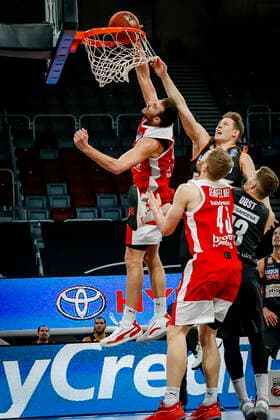left Chase Fieler Brose Bamberg, 20 right 33 Patrick Heckmann ratiopharm Ulm bottom Christian Sengfelder Brose Bamberg, 43 Brose Bamberg ratiopharm Ulm easyCredit BBL Basketball Bundesliga Basketball Season 2020 21 25 Matchday, 27 03 2021 Bamberg, Brose Arena Copyright: DanielxLöb