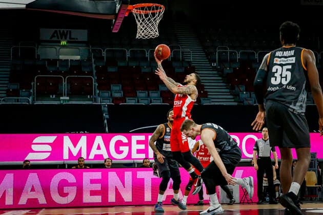 Center Tyler Larson Brose Bamberg, 55 left 23 Troy Caupain ratiopharm Ulm right 13 Andreas Obst ratiopharm Ulm Brose Bamberg ratiopharm Ulm easyCredit BBL Basketball Bundesliga Basketball Season 2020 21 25 Matchday, 27 03 2021 Bamberg, Brose Arena Copyright: DanielxLöb