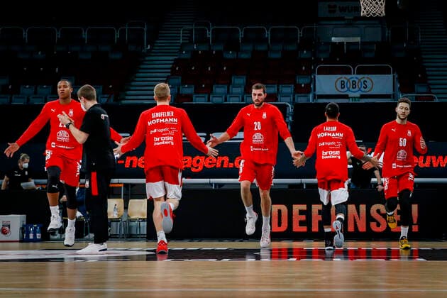 Warming up flnr Devon Hall Brose Bamberg, 22 Christian Sengfelder Brose Bamberg, 43 Chase Fieler Brose Bamberg, 20 Tyler Larson Brose Bamberg, 55 Joanic Grüttner Bacoul Brose Bamberg, 50 Brose Bamberg ratiopharm Ulm easyCredit BBL Basketball Bundesliga Basketball Season 2020 21 25 Matchday, 27 03 2021 Bamberg, Brose Arena Copyright: DanielxLöb