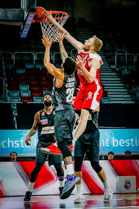 right Christian Sengfelder Brose Bamberg, 43 left 23 Troy Caupain ratiopharm Ulm Brose Bamberg ratiopharm Ulm easyCredit BBL Basketball Bundesliga Basketball Season 2020 21 25 Matchday, 27 03 2021 Bamberg, Brose Arena Copyright: DanielxLöb