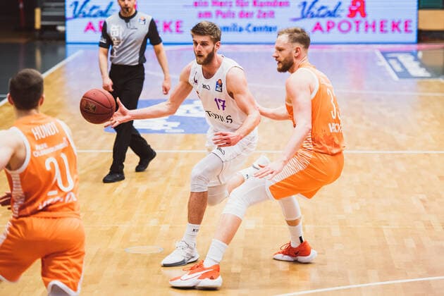 easyCredit BBL 25 Matchday RASTA Vechta vs BG Goettingen, 27 03 2021 Mathis Moenninghoff BG Goettingen, 17 , Robin Manuel Christen RASTA Vechta, 33 easyCredit BBL 25 Matchday RASTA Vechta vs BG Goettingen on 27 03 2021 in Vechta RASTA Dome , Germany, Copyright: xBEAUTIFULxSPORTS Neddermannx