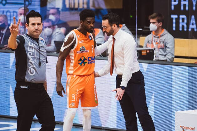 easyCredit BBL 25 Matchday RASTA Vechta vs BG Goettingen, 27 03 2021 Joshua Adam Young RASTA Vechta, 8 , Thomas Paech RASTA Vechta, Head Coach easyCredit BBL 25 Matchday RASTA Vechta vs BG Goettingen on 27 03 2021 in Vechta RASTA Dome , Germany, Copyright: xBEAUTIFULxSPORTS Neddermannx