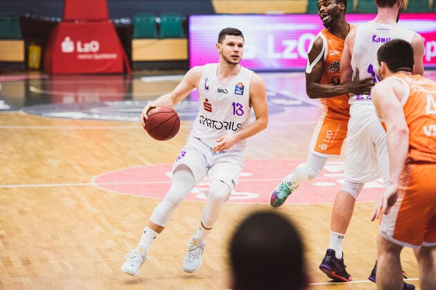 easyCredit BBL 25 Matchday RASTA Vechta vs BG Goettingen, 27 03 2021 Rihards Lomazs BG Goettingen, 13 , Joshua Adam Young RASTA Vechta, 8 easyCredit BBL 25 Matchday RASTA Vechta vs BG Goettingen on 27 03 2021 in Vechta RASTA Dome , Germany, Copyright: xBEAUTIFULxSPORTS Neddermannx