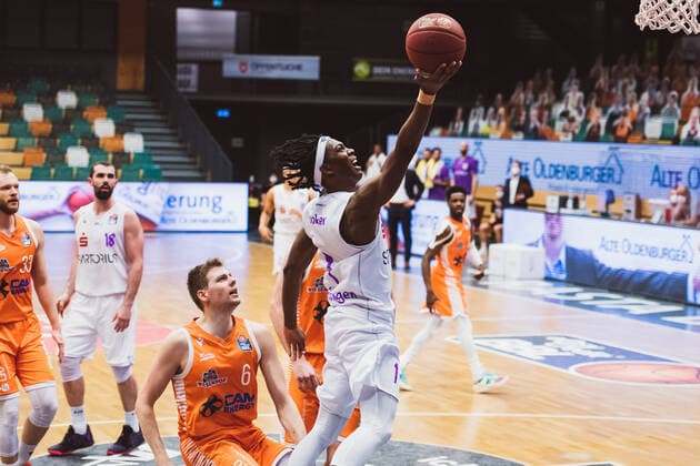 easyCredit BBL 25 Matchday RASTA Vechta vs BG Goettingen, 27 03 2021 Tim Hasbargen RASTA Vechta, 6 , Deishuan Booker BG Goettingen, 1 easyCredit BBL 25 Matchday RASTA Vechta vs BG Goettingen on 27 03 2021 in Vechta RASTA Dome , Germany, Copyright: xBEAUTIFULxSPORTS Neddermannx