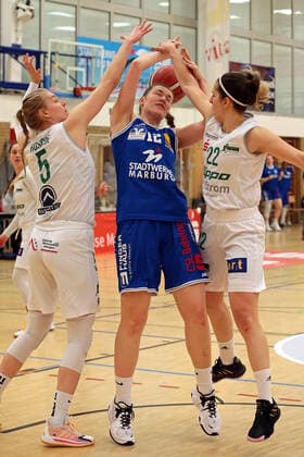 27 03 2021, xovx, Basketball Damen Bundesliga Playoffs Viertelfinale Spiel 1, BC pharmaserv Marburg flippo Baskets BG Göttingen v l Samantha Roscoe flippo Baskets BG Göttingen , Johanna Klug BC Pharmaserv Marburg , Ruzica Dzankic flippo Baskets BG Göttingen Marburg Sporthalle Georg Gaßmann Stadion Hessen Germany DE