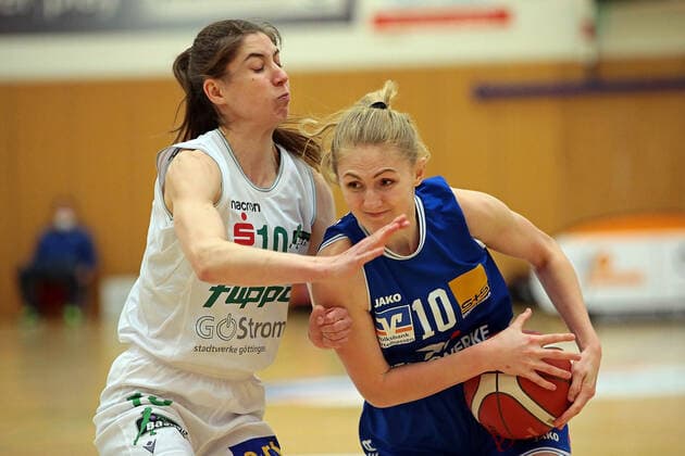 27 03 2021, xovx, Basketball Damen Bundesliga Playoffs Viertelfinale Spiel 1, BC pharmaserv Marburg flippo Baskets BG Göttingen v l Vasiliki Karambatsa flippo Baskets BG Göttingen , Hanna Crymble BC Pharmaserv Marburg Marburg Sporthalle Georg Gaßmann Stadion Hessen Germany DE