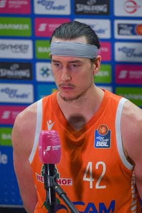GER, Basketball, RASTA Vechta vs BG Göttingen 27 03 2021, RASTA Dome, Vechta, GER, easy Credit BBL, RASTA Vechta vs BG Göttingen, pictured at TV station Dennis CLIFFORD Rasta Vechta 42 nordphotoxRojahn nph00310