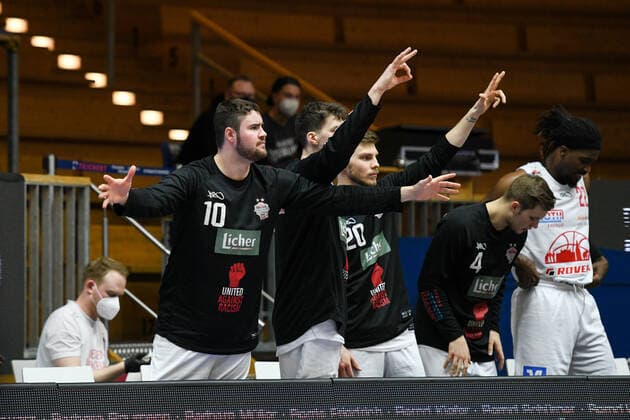 Tim Uhlemann Giessen 46ers , Ferdinand Zylka Giessen 46ers , Bjarne Kraushaar Giessen 46ers , Chad Brown Giessen 46ers cheer on the bench, GER, HAKRO Merlins Crailsheim vs JobStairs Giessen 46ers, 27 03 2021, 25 Spieltag easycredit Basketball Bundesliga, Spielzeit 2020 2021 GER, HAKRO Merlins Crailsheim vs JobStairs Gießen 46ers, 27 03 2021, 25 Spieltag easycredit Basketball Bundesliga, Spielzeit 2020 2021 Crailsheim Copyright: xEibnerxPressefoto MichaelxMemmlerx EP_MMR