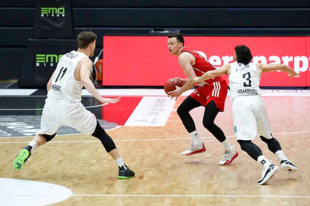 BBL easyCredit Basketball Bundesliga Saison 2020 2021 25 Spieltag am Samstag, 27 Maerz 2021 in der edel optics de Arena in Hamburg Hamburg Towers FC Bayern Muenchen v l Maik Kotsar Towers , Zan Mark Sisko FC Bayern , Max DiLeo Towers Hamburg Towers FC Bayern Muenchen