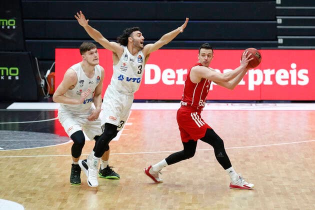 BBL easyCredit Basketball Bundesliga Saison 2020 2021 25 Spieltag am Samstag, 27 Maerz 2021 in der edel optics de Arena in Hamburg Hamburg Towers FC Bayern Muenchen v l Maik Kotsar Towers , Max DiLeo Towers , Zan Mark Sisko FC Bayern Hamburg Towers FC Bayern Muenchen
