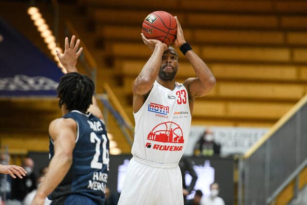 Brandon Thomas Giessen 46ers taking a shot, in front of Jeremy Jones HAKRO Merlins Crailsheim , GER, HAKRO Merlins Crailsheim vs JobStairs Giessen 46ers, 27 03 2021, 25 Spieltag easycredit Basketball Bundesliga, Spielzeit 2020 2021 GER, HAKRO Merlins Crailsheim vs JobStairs Giessen 46ers, 27 03 2021, 25 Spieltag easycredit Basketball Bundesliga, Spielzeit 2020 2021 Crailsheim Copyright: xEibnerxPressefoto MichaelxMemmlerx EP_MMR