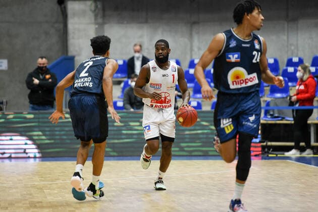Jonathan Stark Giessen 46ers in a duel with Trae Bell Haynes HAKRO Merlins Crailsheim , before that Nimrod Hilliard HAKRO Merlins Crailsheim , GER, HAKRO Merlins Crailsheim vs JobStairs Giessen 46ers, 27 03 2021, 25 Spieltag easycredit Basketball Bundesliga, Spielzeit 2020 2021 GER, HAKRO Merlins Crailsheim vs JobStairs Gießen 46ers, 27 03 2021, 25 Spieltag easycredit Basketball Bundesliga, Spielzeit 2020 2021 Crailsheim Copyright: xEibnerxPressefoto MichaelxMemmlerx EP_MMR