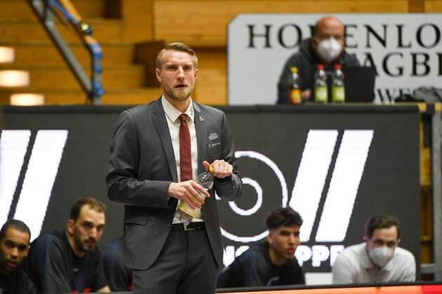 Tuomas Iisalo HAKRO Merlins Crailsheim watches the game, GER, HAKRO Merlins Crailsheim vs JobStairs Gießen 46ers, 27 03 2021, 25 Spieltag easycredit Basketball Bundesliga, Spielzeit 2020 2021 GER, HAKRO Merlins Crailsheim vs JobStairs Gießen 46ers, 27 03 2021, 25 Spieltag easycredit Basketball Bundesliga, Spielzeit 2020 2021 Crailsheim Copyright: xEibnerxPressefoto MichaelxMemmlerx EP_MMR