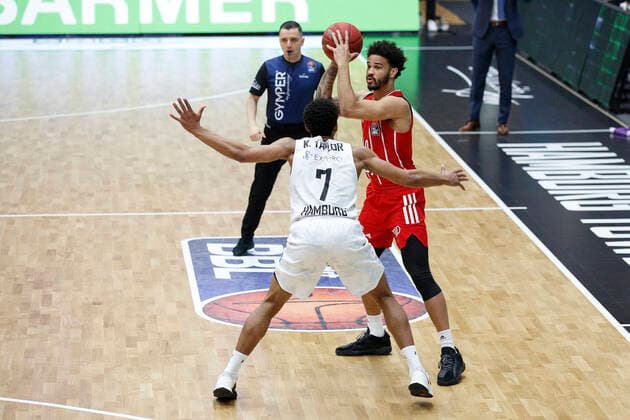 BBL easyCredit Basketball Bundesliga Saison 2020 2021 25 Spieltag am Samstag, 27 Maerz 2021 in der edel optics de Arena in Hamburg Hamburg Towers FC Bayern Muenchen v l Kameron Taylor Towers , Nick Weiler Babb FC Bayern Hamburg Towers FC Bayern Muenchen